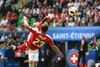 Fodbold, når det er smukkest. Den aktuelle EM-slutrundes måske flotteste mål. Schweiziske Xherdan Shaqiri saksesparker i ottendedelsfinalen mod Polen, så selv modstandernes fans måtte applaudere. Foto: Daniel Christen