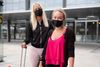 22-årige Caia Brøndum og 25-årige Malene Nielsen er netop landet i Københavns Lufthavn efter en uges festferie i Sunny Beach i Bulgarien. De mener begge, at kritikken om uansvarlig opførsel midt i coronatiden er overdrevet. Foto: Sofia Busko