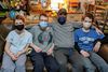Familien Fiedler er hårdt ramt af de nye coronaregler i Melbourne. Rasmus Fiedler, 43 (nr. to fra højre), må stadig tage på arbejde, men hans tre børn har stort set ikke været i skole siden marts. Fra højre er det: Kasper, 15, Rasmus, 43, Benjamin, 17 og Molly, 13. Privatfoto.