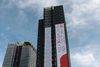 Med et gigantisk banner på det berømte "sorte tårn," Hotel Crowne Plaza, håber Venstre at minde vælgerne om regeringens brudte valgløfter.