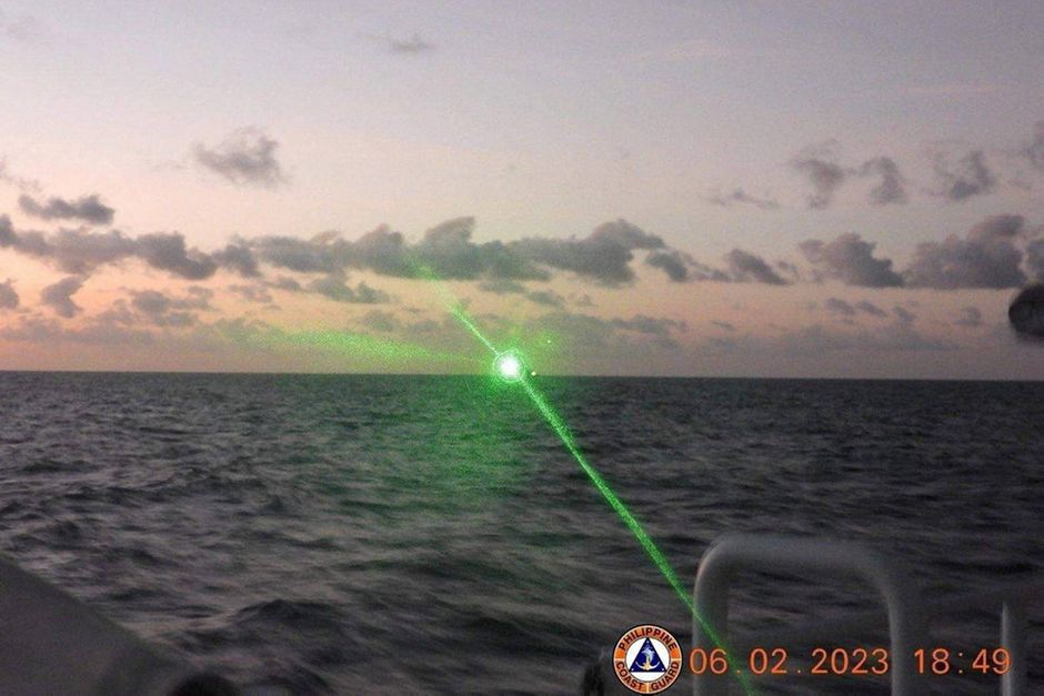 Kina hævder, at et filippinsk skib, der blev udsat for laser, var trængt ind i Kinas farvand uden tilladelse.