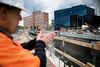 Ved Aarhus Havn er teamleder Ole Pedersen og hans kolleger fra Aarhus Vand tæt på at være færdige med Danmarks første klimasluse, der skal holde havvandet ude af Aarhus by. Foto: Ida Munch