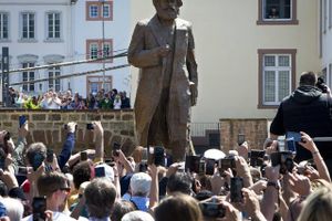 En bronzestatue af Karl Marx blev afsløret i Trier i abnledning af hans 200-årsdag den 5. maj. Den er en gave fra Kina. Foto: Michael Probst/AP