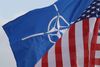 Det amerikanske flag ved siden af Natos flag.Foto: Virginia Mayo/AP