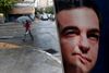 Valgets sejrherre, Alexis Tsipras, hang endnu på plakaterne, da Athens borgere mandag vågnede op til regnvejr og udsigt til trange tider. Foto: Lefteris Pitarakis/AP