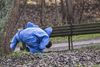 Teknikere fra Københavns Politi brugte det meste af tirsdagen på at sikre sig tekniske spor fra den plet i Valbyparken, hvor en nyfødt pige blev efterladt. Foto: Polfoto