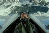 Tom Cruise er Maverick. Igen 36 år senere. Tæt på at ligne sit helt unge jeg. Foto: PR