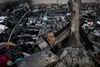 Kun en kat er tilbage i ruinerne af flygtningelejren MOria på Lesbos. Foto: Alkis Konstantinidis/Reuters