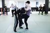 Kvindehold på ca. 20 stk. der træner teknikker i selvforsvar. Krav Maga hedder stilen og er en blanding af aikido, judo, taekwondo og wrestling. Instruktøren for kurset hedder Christian Namrok. Foto: Mikkel Berg Pedersen