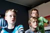 På Snekkersten Skole synes Mads Henriksen, Oscar Nielsen, Anders Højbjerg, Gustav Nielsen og Benjamin Broustbo, at det bedste ved lockouten er, at man kan sove længe, hygge sig med sine venner, og at man har tid til sine fritdsinteresser, bl.a. Fifa på Playstation, som de spiller på billedet. Det værste ved lockouten er, at de misser undervisningen, og at man går glip af skolefodboldturnering. Foto: Marcus Trappaud Bjørn
