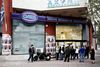 Arbejdsløse grækere venter på, at et arbejdsformidlingskontor i Thessaloniki åbner for køen af jobsøgende. Ledigheden i landet er 27,3 pct. – blandt unge ikke mindre end 60 pct. Foto: Bloomberg
