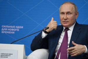 Rygterne er mange, men fakta er få om den 69-årige Vladimir Putins helbred. Ifølge chefen for CIA er der ingen beviser på, at den russiske præsident er syg, men en ny video har endnu en gang sat gang i spekulationerne. 