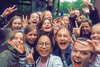 Yiming ses forrest i midten sammen med klassekammerater fra Hvinningdalskolen. Foto: Privatfoto