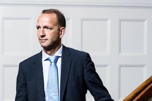 Regeringen vil finde 215 mio. kr. ved at lade arbejdsgiveren betale for en større andel af sygefraværsperioden. DA's administrerende direktør kalder det en skat på virksomheder, der tager et socialt ansvar. 