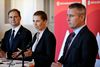 S-formand Mette Frederiksen præsenterede Socialdemokraternes 2025-forhandlingsoplæg flankeret af politisk ordfører Nicolai Wammen og gruppeformand Henrik Sass Larsen. Foto: Jens Dresling