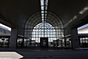 Det har DSB. Med vilje og på en række danske banegårde og stationer. Af en helt særlig grund, fordi netop den form for musik tjener et særligt formål.  