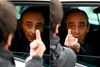 Disse fotos kan blive dyre for Eric Zemmour i valgkampen. Han giver fingeren til en kvinde, der lige har gjort det samme. Fotos: Nicolas Tucat/ AFP