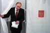 Putin ved stemmeboksen søndag. Foto: Yuri Kadobnov