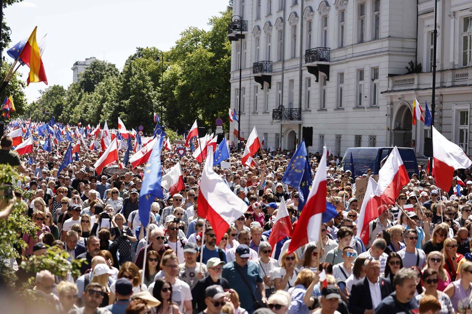 Folk fra hele Polen er taget til Warszawa for at udtrykke deres utilfredshed med den nationalistiske regering.