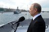 Præsident Putin ser på en flådeparade i Skt. Petersborg i juni. Foto: Mikhail Klimentyev/AP