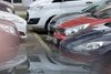 I 2026 koster en beboerlicens for en benzin-, diesel- og hybridbil 2.692 kroner for den første bil. Imens skal en el- eller brintbilsejer af med 539 kroner. Det var ved budgetforliget, der blev indgået i september 2023, at det blev besluttet, at priserne skulle indføres en årlig prisstigning, så priserne bl.a. tilpasses inflationen. Foto: Casper Dalhoff