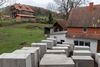 Et netværk af kunstnere har i næsten et år arbejdet på at rejse en mini-udgave af holocaust-mindesmærket i Berlin i delstaten Thüringen - lige ved siden af den grund, hvor den indvandrerkritiske politiker Björn Höcke bor med sin familie. Foto: Snapshot/Imago