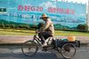 Hangzhou, der er vært for G20-topmødet, er blevet shinet op og vil vise sig fra sin bedste side. På opslaget i baggrunde opfordres til at »lave et godt G20-møde og vær en god vært.« Foto: Ng Han Guan/AP