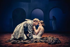 Den ungdommelige og hæsblæsende kærlighed imellem Romeo og Julie bliver ophøjet til mytologi i Vendsyssel Teaters fremragende opsætning.