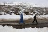 I Afghanistan er det almindeligt, at familier uden drenge lader en datter vokse op, forklædt som dreng. Når pigerne når puberteten forventes det, at de vender tilbage til en identitet som pige. Det er svært for mange.
