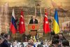 Inden forhandlingerne gik i gang, bød værten, Tyrkiets præsident Recep Tayyip Erdogan,. de ukrainske og russiske delegationer velkommen. Mødet var den første ansigt til ansigt-forhandling mellem de to parter i mere end to uger. Foto: Ukraines præsident presseservice/AFP