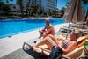 Ferieliv, som mange kender det fra sydens sol. Mandag ankom de første tyske turister til Mallorca. Foto: Jaime Reina/AFP
