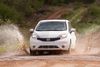 Nissan har fremstillet en forsøgsudgave i form af en Note-model, der på den ene halvdel er lakeret med den vand- og olieafvisende lak.