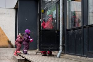 4 af 10 daginstitutioner er af for dårlig kvalitet, viser en ny undersøgelse. Men hvad var det, forskerne så, da de besøgte 97 vuggestuer og 99 dagplejere? 