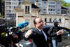 Den nuværende franske præsident Francois Hollande ses her, da han skal afgive sin stemme ved søndagens første runde af de franske præsidentvalg. Hollande opgav selv at genopstille, da han er historisk upopulær. Foto: Bob Edme/AP