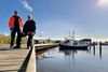 Bestyrelsesmedlem Jørn Stefansen og hans formand i Grenaa Marina Johnny Helboe på kanten af den nordlige del af lystbådehavnen. Her er tilsandingen så stor, at bådene ikke længere kan lægge til. Det kommer til at kræve et kæmpe arbejde og et lige så stort beløb at få renset havnen op. Foto: Simon Carlson