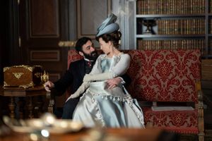 De nyrige kommer og ryster den gamle garde i ny periodedramaserie af manden bag ”Downton Abbey”.