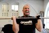 Instruktør Lars Stegman demonstrerer den krævende crossfit. Arkivfoto: Torben Stroyer