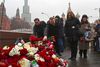 Sørgende lægger blomster ved det sted i det centrale Moskva, Boris Nemtsov blev skudt fredag aften.
