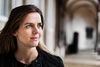 Venstres politiske ordfører, Ellen Trane Nørby, anklager regeringen for »at sidde på hænderne i stedet for at kontakte EU-Kommissionen for at afsøge, hvordan vi kan afgrænse vores danske børnepengesystem.«