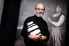 Frantz Longhi, ejer af Kähler Design, med en af de kendte Omaggio-vaser, der har været omdrejningspunktet i et retsligt slagsmål. Foto: Martin Dam Kristensen