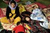 Denne familie er blandt titusinder af såkaldte yezidier og kristne, der er flygtet fra islamiske dødstrusler til et bjerg uden for den irakiske by Sinjar. Præsident Obama indledte fredag luftangreb mod Islamisk Stat (IS) for bl.a. at redde flygtningene. Hellige krigere fra IS truer med at fortsætte deres brutale blodrus helt frem til Det Hvide Hus i Washington.