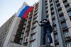 En pro-russisk aktivist svinger det russiske flag i Donetsk.