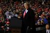 Donald Trump taler til et valgmøde i en lufthavn i byen Duluth i Minnesota. Datoen er den 30. september, to dage før, at Trump testes positiv for coronavirus. Foto: Leah Millis/Reuters