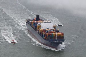Containershipping er ikke en branche for tøsedrenge, der er bange for at tabe og bruge for mange penge.