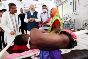 Indiens premierminister har lørdag besøgt Odisha, hvor mindst 288 personer har mistet livet i en togulykke.