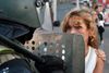 A woman looks at riot police during a rally of opposition supporters, who accuse strongman Alexander Lukashenko of falsifying the polls in the presidential election, in Minsk on August 11, 2020. Urolighederne efter søndagens præsidentvalg sætter den hviderussiske præsident Aleksandr Lukasjenko under et hidtil uset pres. Landets fremtid er usikker. Det skriver Ritzau, torsdag den 13. august 2020.. (Foto: SERGEI GAPON/Ritzau Scanpix)