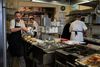 Trods nedlukningen af restauranten er der stadig gang i gryderne i Kohalens køkken. Køkkenchef Rasmus Øe Nielsen og resten af personalet har fået nogle lange arbejdsdage. Foto: Marie Ravn