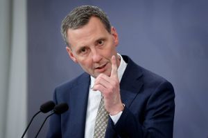 Flere afdelinger i Kriminalforsorgen er ramt af en ond spiral, hvor ansatte bliver sygemeldt eller finder nye job, siger fagforening. Det gør det svært at fuldbyrde straffe, lyder kritikken.