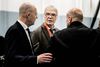 Chefjurist ved Vejle Kommune Steen Jørgensen (i midten) i samtale med borgmester Jens Ejner Christiansen og Rune Bønnelykke. Arkivfoto: Mette Mørk