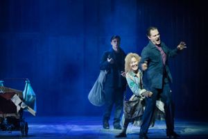 Palle Knudsen spiller hovedrollen som den dæmoniske barberer i Det Kongelige Teaters ”Sweeney Todd” i Operaen. Foto: Miklos Szabo